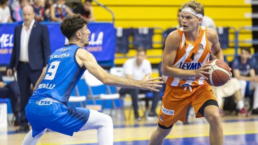 Aris dirige un ataque en el partido del ascenso en Melilla.