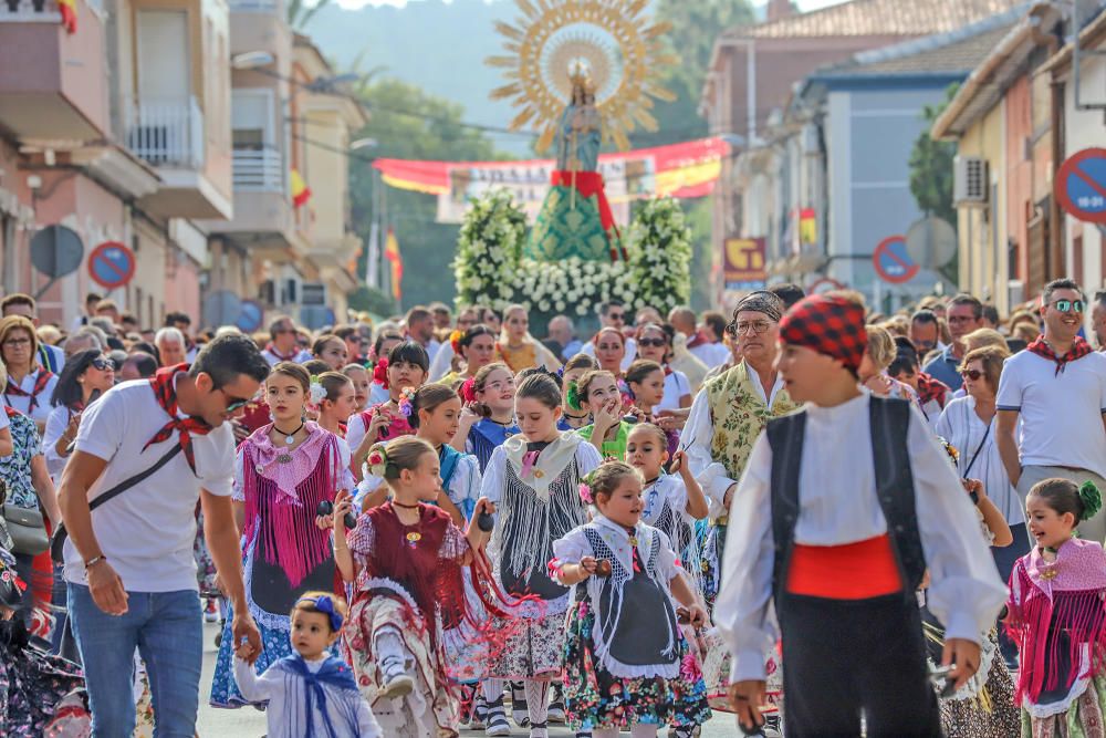 Benejúzar ha acogido el traslado de la patrona desde su santuario y un acto de homenaje a la Señera, en el día de la Comunidad Valenciana