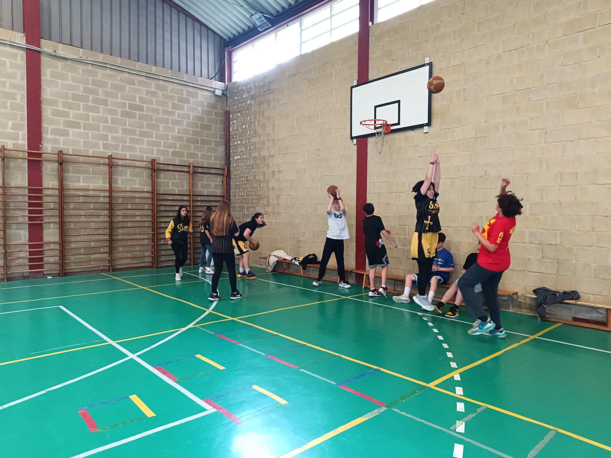El Siero Baloncesto celebra el final de la temporada