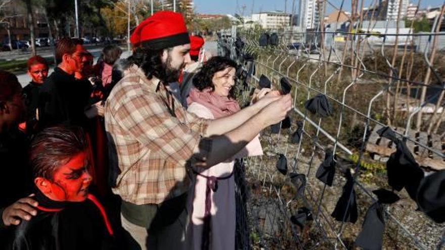 Els actors de la companyia Fa com 9 Teatre participen en l&#039;acte del parc Central.