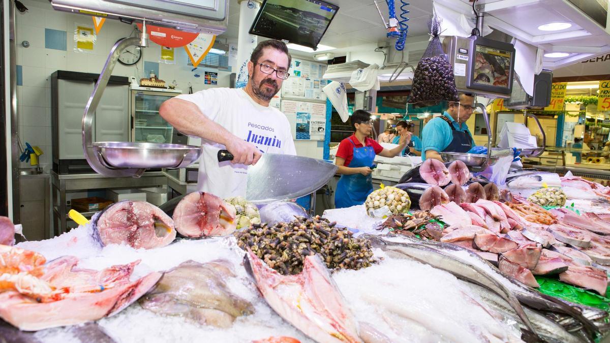 Juan Manuel Ferrero Luengo, de Pescados Juanín, en puesto número 5 de la plaza de abastos en Avilés (imagen de archivo). 