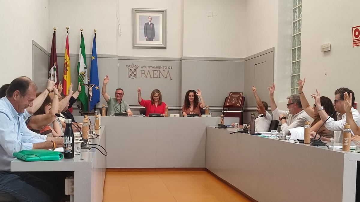 Los concejales de Baena votan sobre la adhesión al Consorcio de Transportes en el Pleno de este jueves.