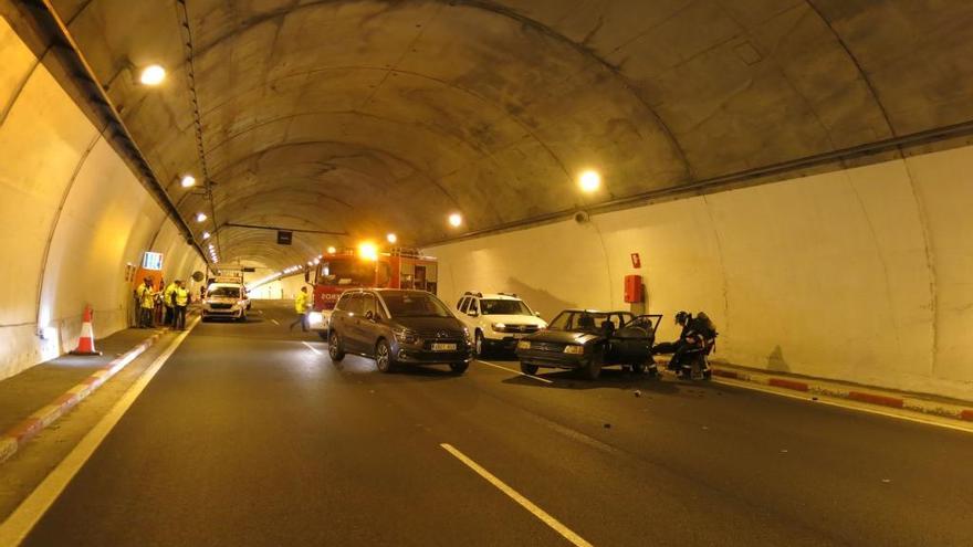 Simulacro de vehículo incendiado en el túnel de Padornelo.