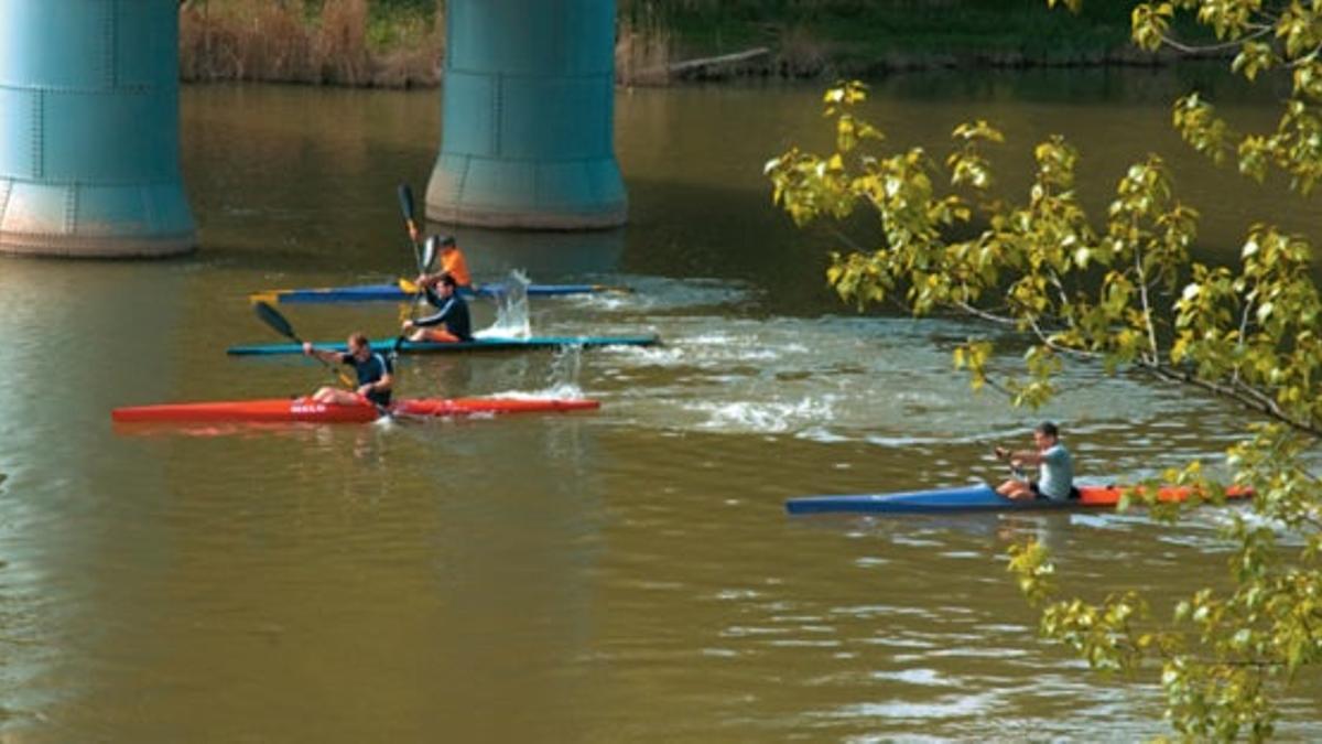 Piragüistas en el río Ebro.