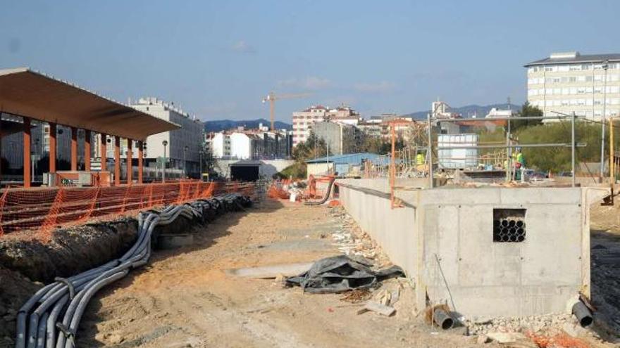 El nuevo andén, a la derecha, en construcción, entre las instalaciones tradicionales de la estación y los terrenos del centro de A Parda.  // R.V.