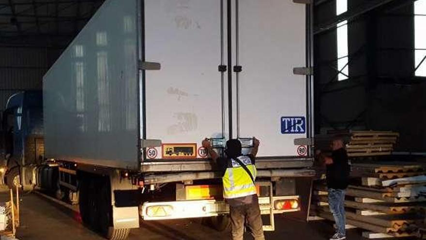 El tráiler con cocaína intervenido en una nave de Caldas. // FdV