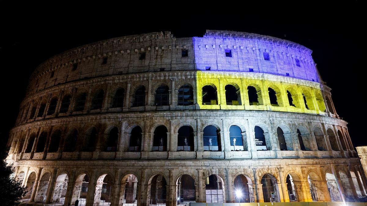 El Coliseo de Roma iluminado con los colores de la bandera de Ucrania.