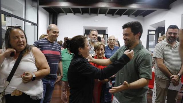 Adriana Lastra felicita a Sergio Llera tras su triunfo en las primarias del PSOE de Oviedo.