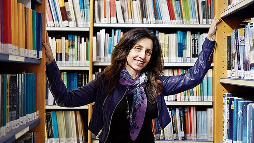 Judit Vega in der Bibliothek der in Palmas Gewerbegebiet Son Castelló untergebrachten Fernuniversität.