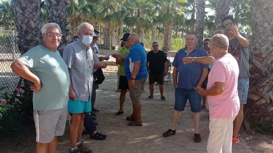 Algunos de lo clientes de Huerto Social Alicante se reunieron después de conocer el cierre de la empresa.