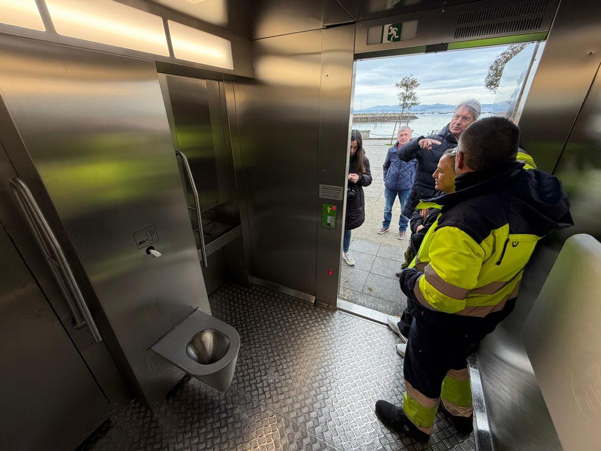 La presentación del baño público autolimpiable de Confín.
