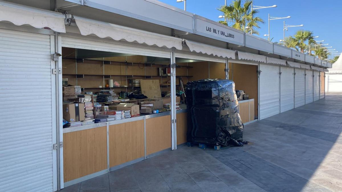 Preparativos en las casetas de la Feria del Libro que se inagura el sábado en Torrevieja
