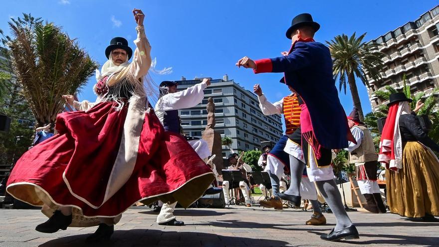 La Plaza de España y el Pueblo Canario recuperan este fin de semana las actuaciones de música y bailes folclóricos canarios