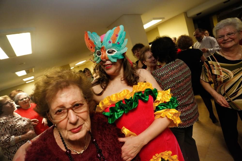 Fiesta de Les Comadres en el centro de mayores de Las Meanas