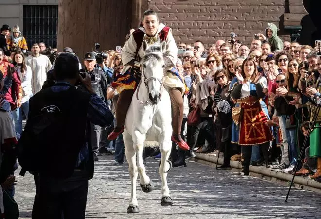Embajada Mora en Alcoy con una Estafeta femenina