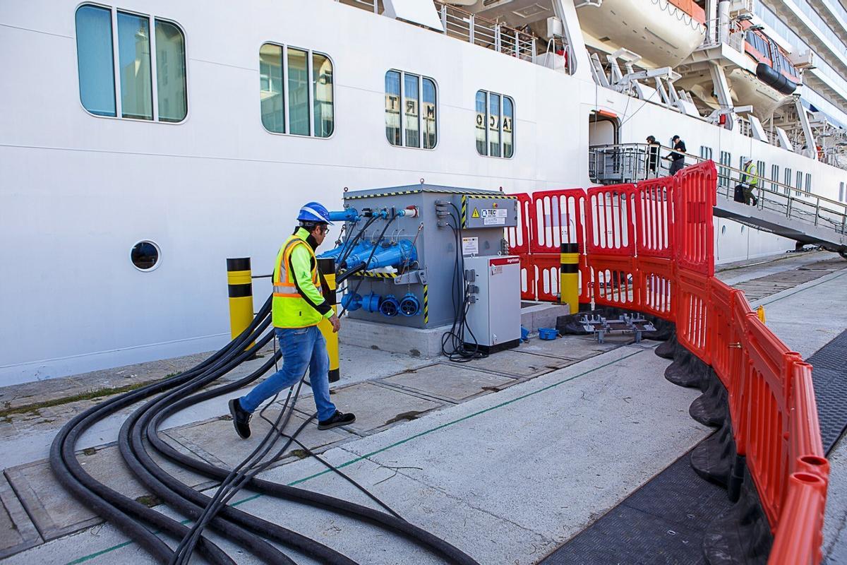 Punto de recarga de electricidad para buques en un muelle del puerto de Cádiz.