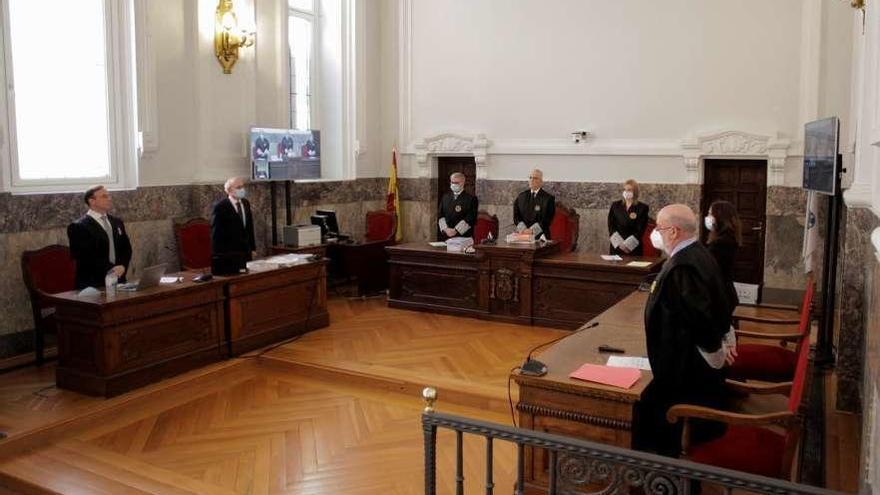 La Sala del TSXG, en pie, durante el minuto de silencio por los fallecidos del coronavirus. En el recuadro, José Enrique Abuín Gey en el juicio anterior cuando pidió perdón a la familia de Diana. // Cabalar/ Xoán Rey