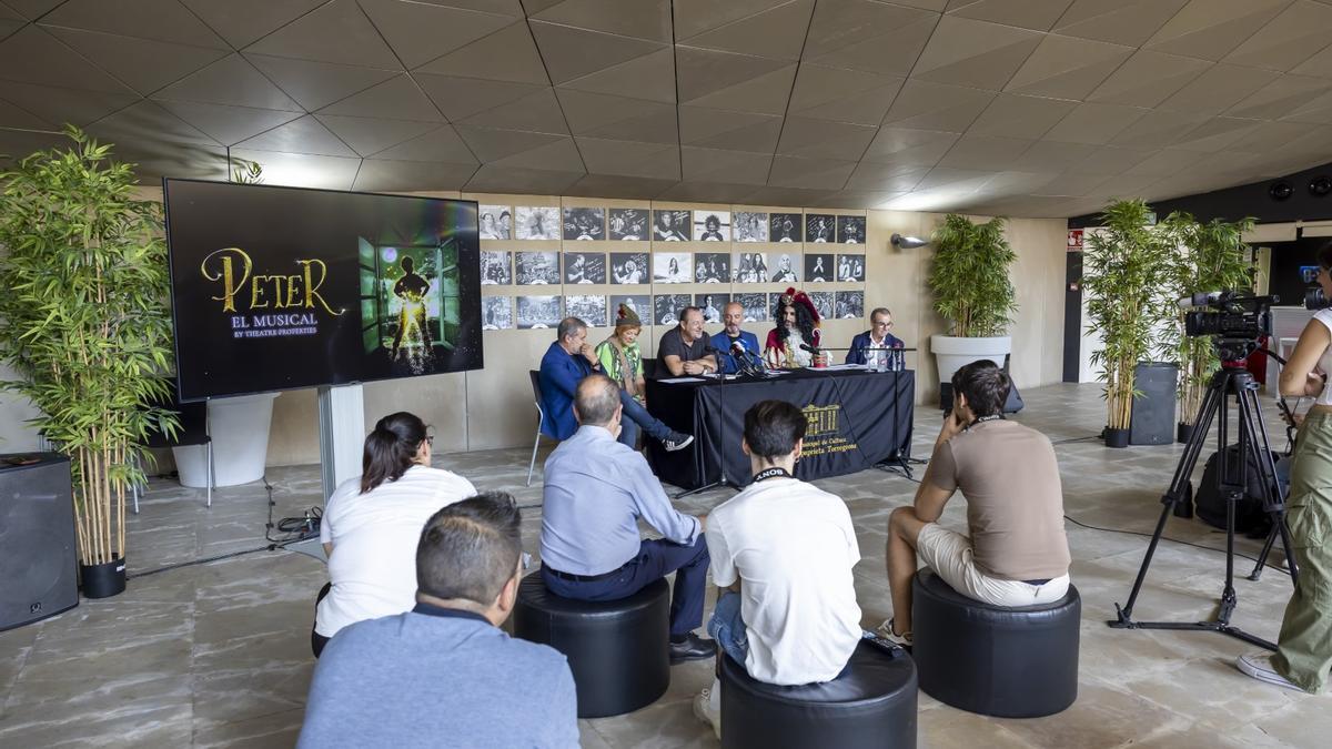 Presentación de Peter, El Musical en el ambigú del Teatro Auditorio Municipal de Torrevieja