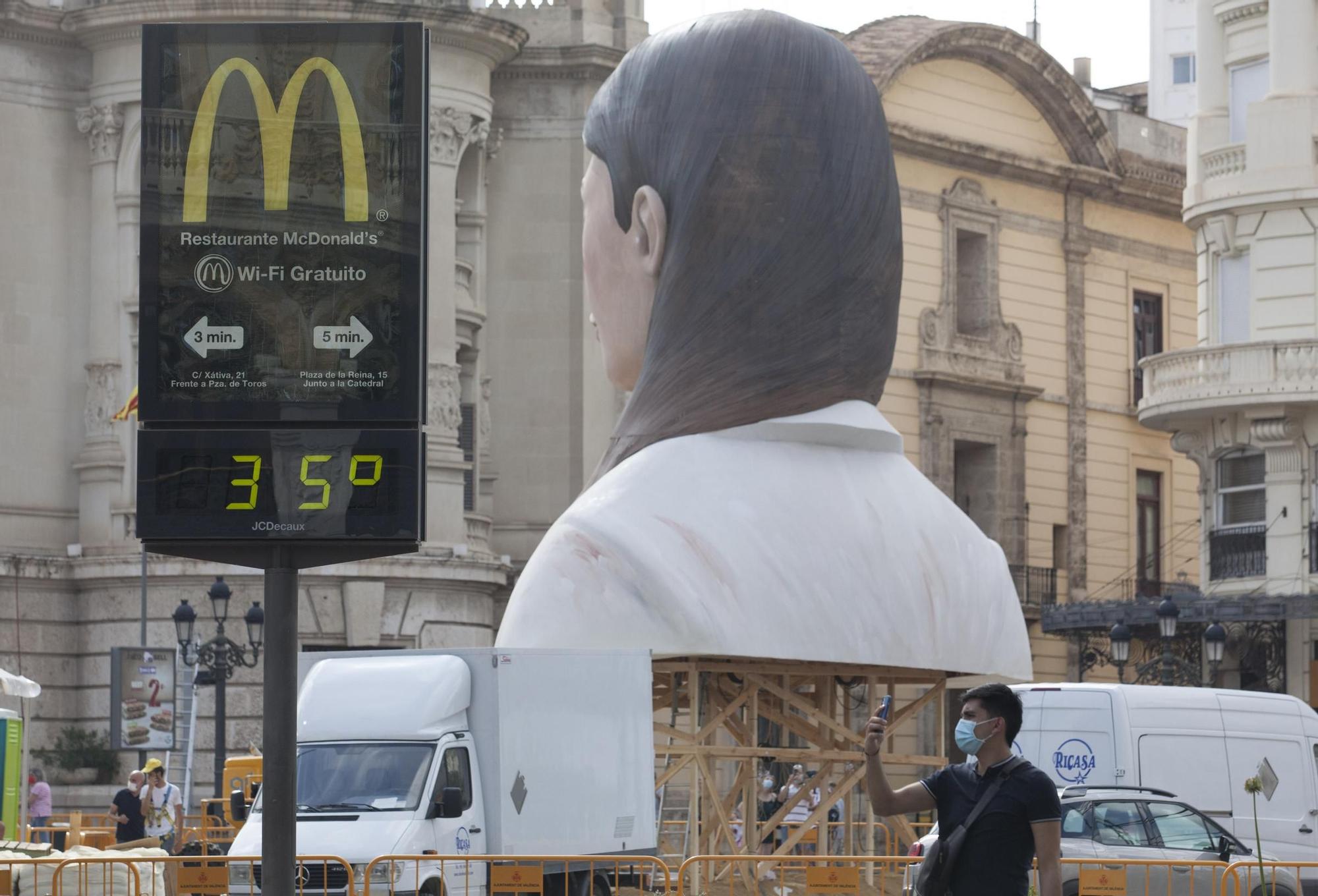 Fallas suele tener buen tiempo y hasta calorcito, pero en este caso, mucho más.