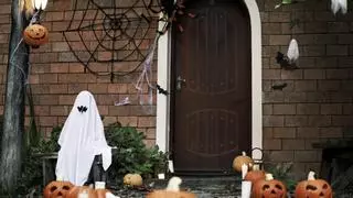 Un vecino siembra el pánico al 'incendiar' su casa para Halloween