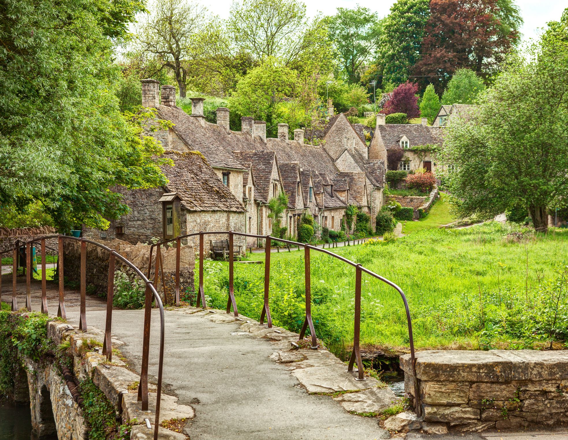 Puente viejo y cabañas tradicionales de Cotswold
