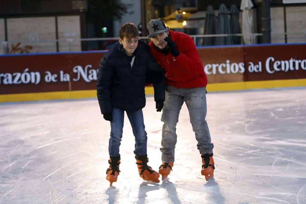 Primer día del árbol de Navidad, pista de patinaje sobre hielo y el tiovivo del ayuntamiento