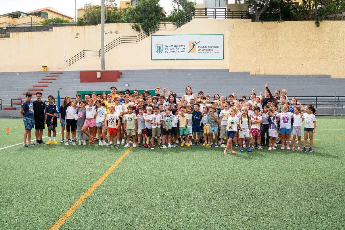 La alcaldesa, Carolina Darias, y la concejala de Deportes, Carla Campoamor, durante el Campus de Verano del IMD en el López Socas