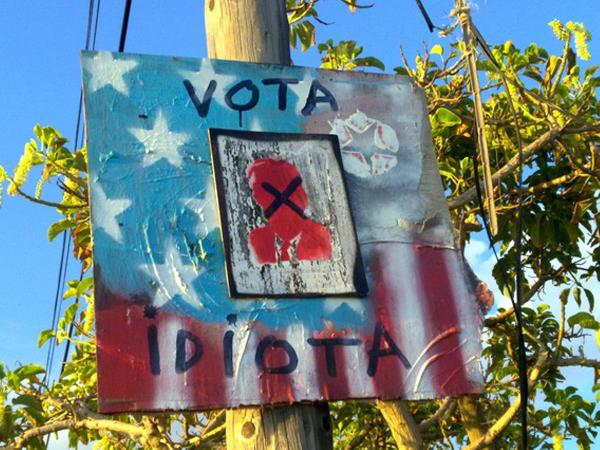 El que faltava per incitar al vot.És probable que molts ciutadans estiguin farts dels vídeos eròtics d’alguns partits, que, pel que es veu, ens prenen per tontos. Tampoc està bé demanar que votem dient-nos idiotes, encara que, tenint en comte les circumstàncies, és una imatge (feta al passeig Marítim de Castelldefels) adequada per a aquests dies de campanya en què predominen missatges més polítics que socials, allunyats de les preocupacions dels contribuents.