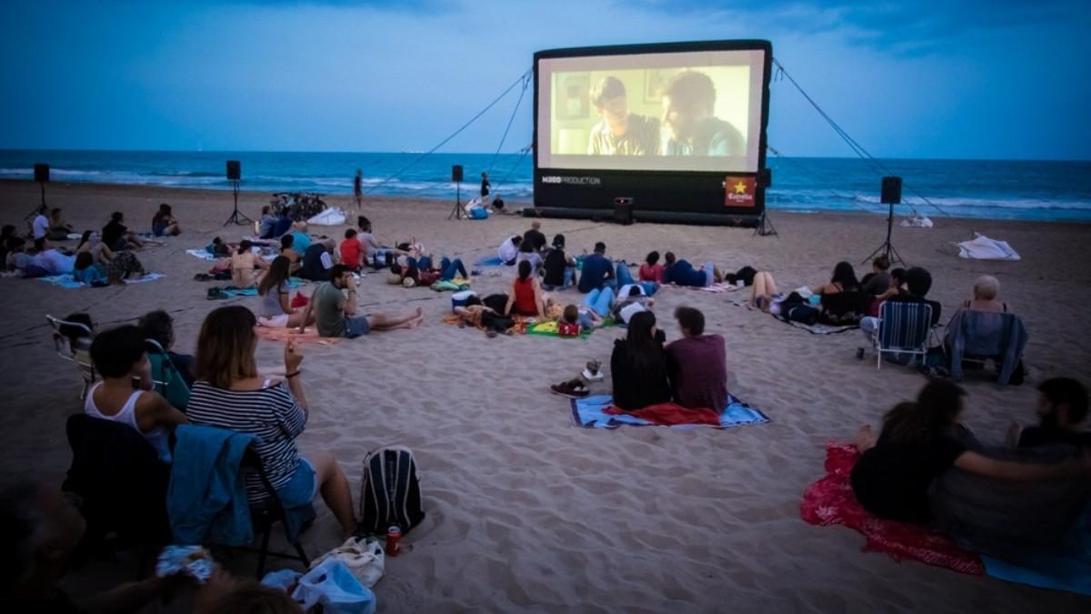 No te pierdas el cine al aire libre en las playas de Barcelona: entradas gratis, fechas, películas y ubicación