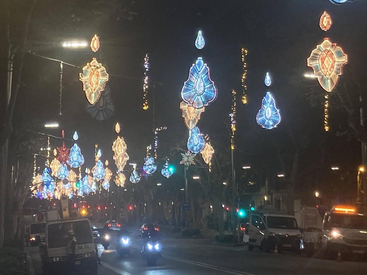 Las nuevas luces de Navidad de la avenida Diagonal, encendidas a modo de prueba en los últimos días en Barcelona.