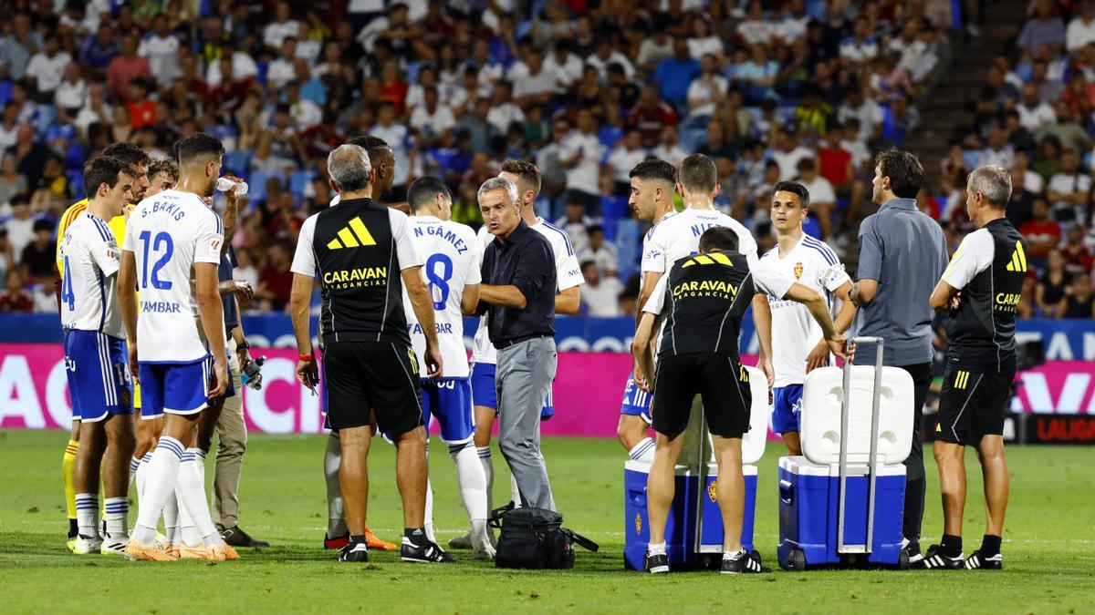 Escribá ofrece indicaciones a sus jugadores en una pausa de hidratación en el encuentro ante el Real Valladolid.