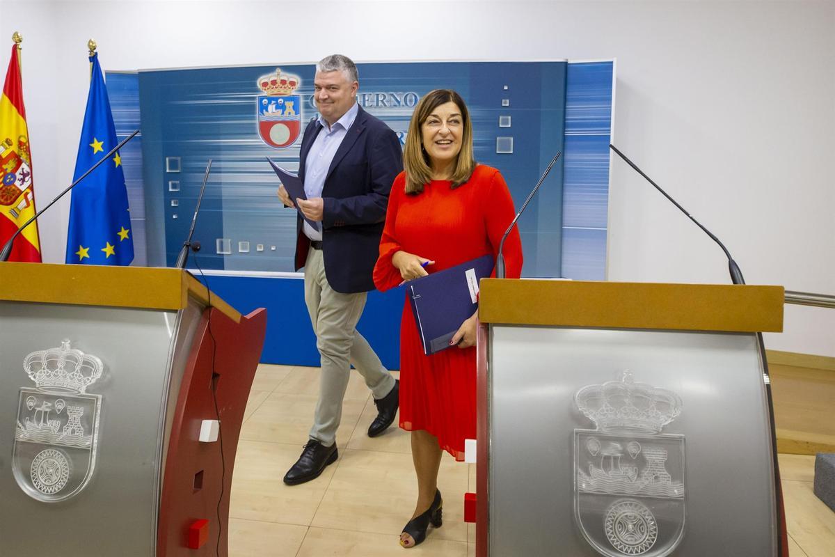 La presidenta de Cantabria, María José Sáenz De Buruaga, y el consejero de economía, Luis Ángel Agüeros, presentan la reforma fiscal del Gobierno. La presidenta de Cantabria, María José Sáenz De Buruaga, y el consejero de economía, Luis Ángel Agüeros, presentan la reforma fiscal del Gobierno.