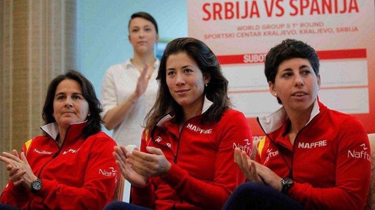 Conchita Martínez, Garbiñe Muguruza y Carla Suárez, en la rueda de prensa del equipo español en Kraljevo.