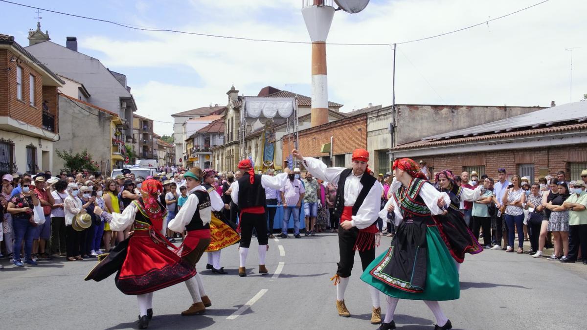 Integrantes de Manteos y Monteras bailan frente a la Virgen de la Salud.
