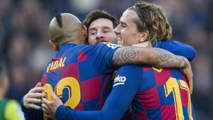 Messi, Griezmann y Vidal se abrazan tras marcar un gol.