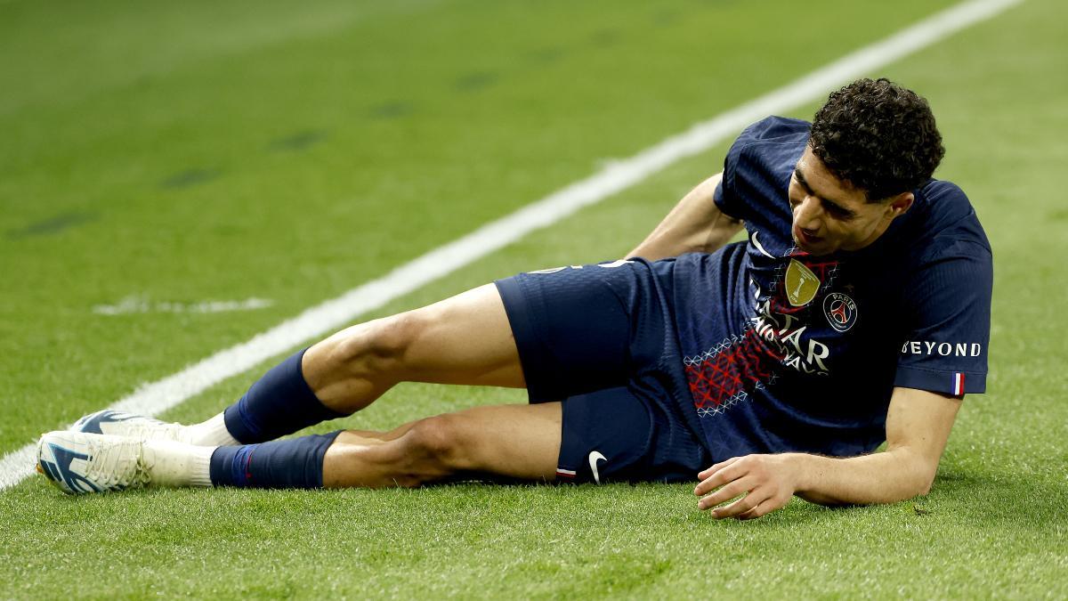 Achraf Hakimi, del PSG, sujetándose la parte posterior de la pierna durante el partido de semifinales de la Liga de Campeones de la UEFA entre el París Saint-Germain y el Bayern de Múnich