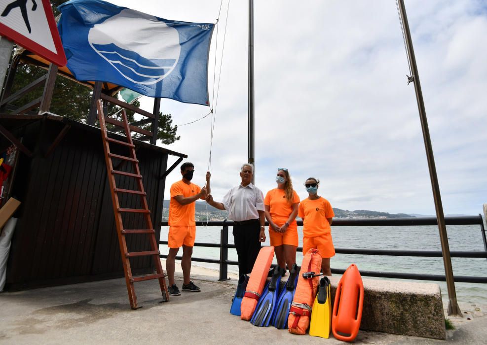 Poio iza la bandera azul