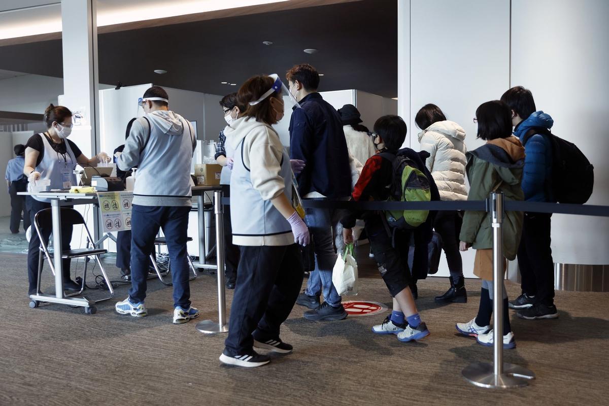 Controles y test de covid para pasajeros procedentes de China en el aeropuerto de Narita, en Japón.