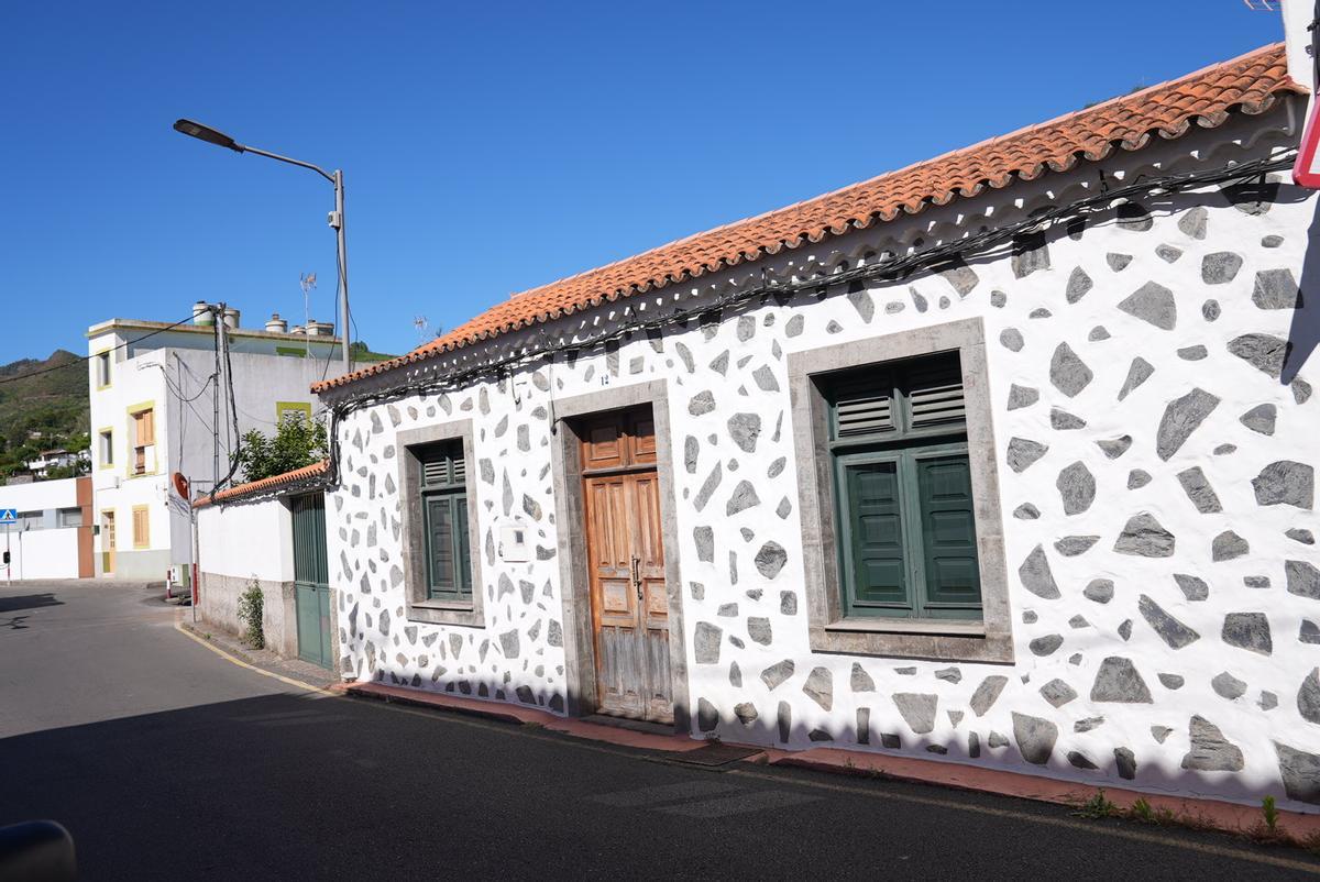 La vivienda comprada por el Ayuntamiento de Valleseco para el ‘cohousing’, situada en la calle Párroco Marrero Díaz.