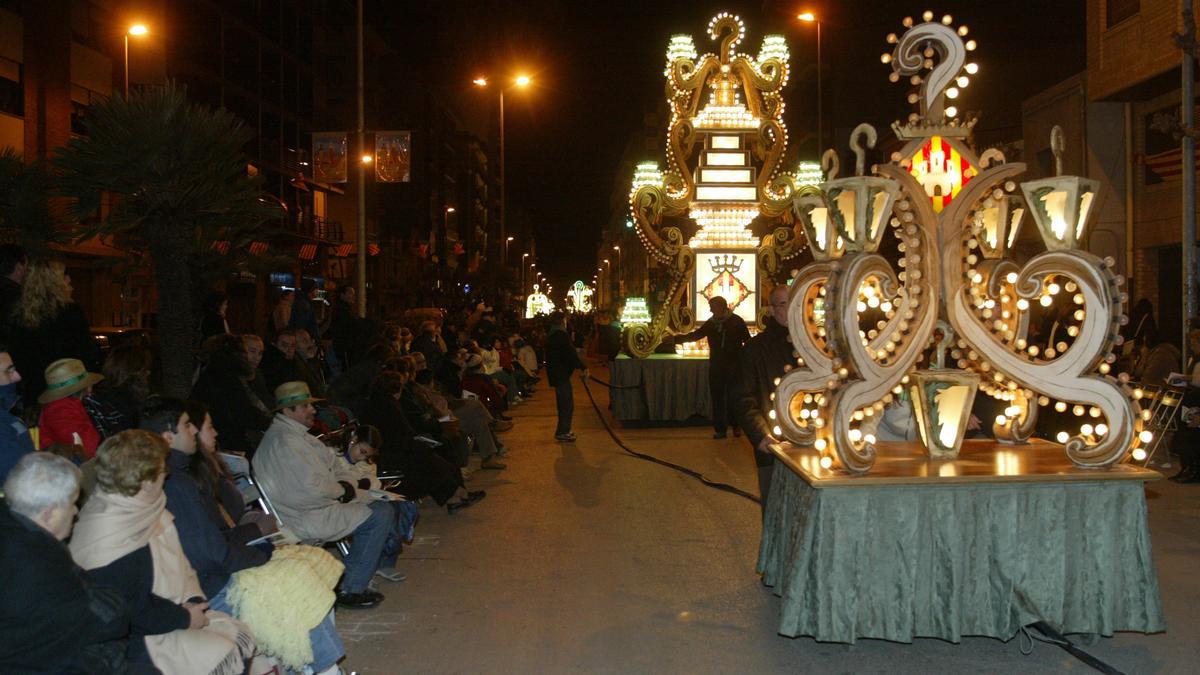 Imagen de archivo de dos gaiatas el día del desfile por el centro de Castelló.