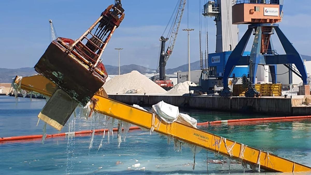 PortCastelló y la Sociedad de Estiba de Castellón colaboran en la extracción de contenedores del interior del barco hundido.