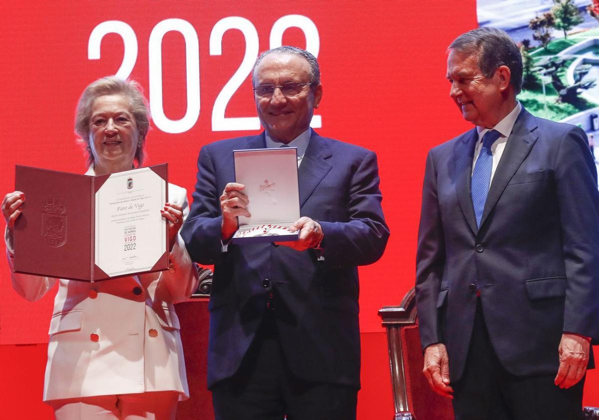 ‘Faro de Vigo’ recibe la Distinción de Honra de su ciudad | RICARDO GROBAS