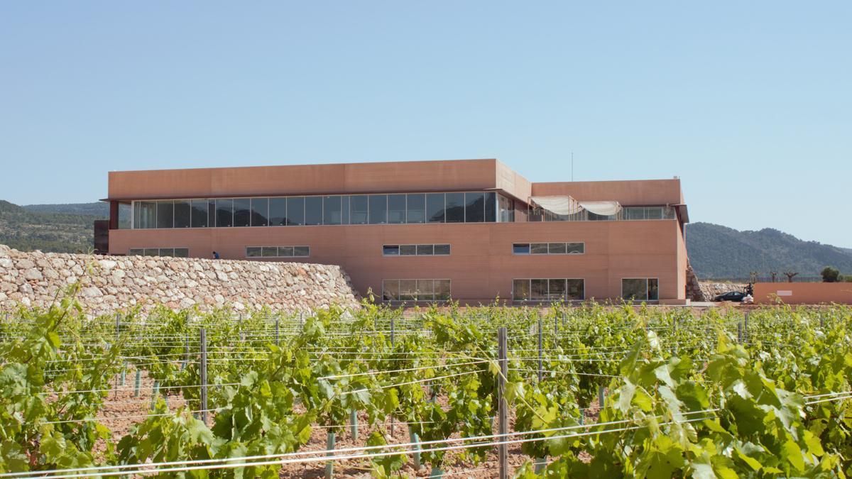 Vista panorámica de las Bodegas Arráez, en la Font de la Figuera.