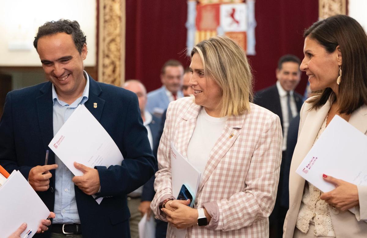 El diputado José María Andrés, la presidenta, Marta Barrachina, y la vicepresidenta, Mª Ángeles Pallarés.