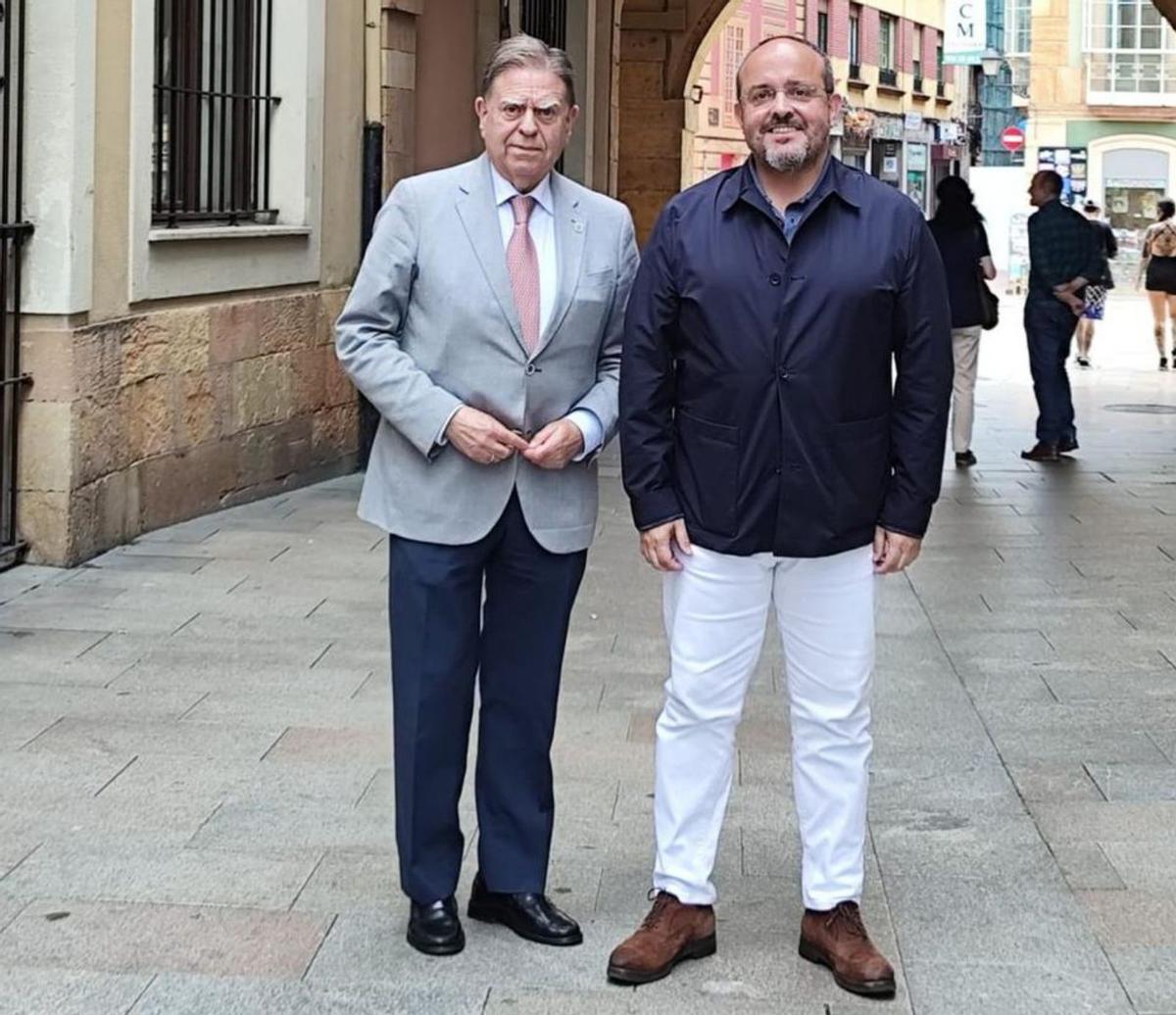 con alfredo canteli. Alejandro Fernández, a la derecha, y el alcalde de Oviedo, Alfredo Canteli. Ambos compartieron café en las inmediaciones del Ayuntamiento. | LNE