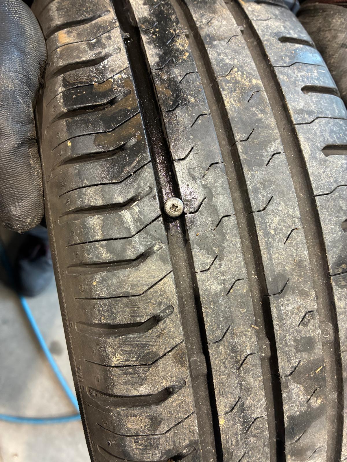 Un tornillo, clavado en la rueda de un vehículo de un trabajador del sociosanitario de Plasencia.