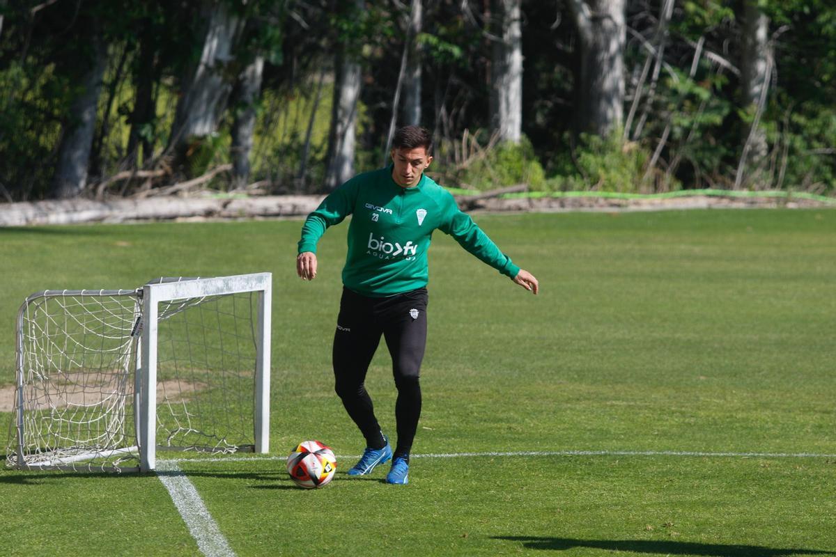 Christian Carracedo, en el entrenamiento del Córdoba CF, este miércoles.