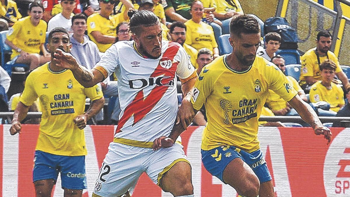 Pejiño, presionado por Pacha Espino (con Álex Suárez al fondo) en el UD-Rayo Vallecano del pasado 22 de octubre.