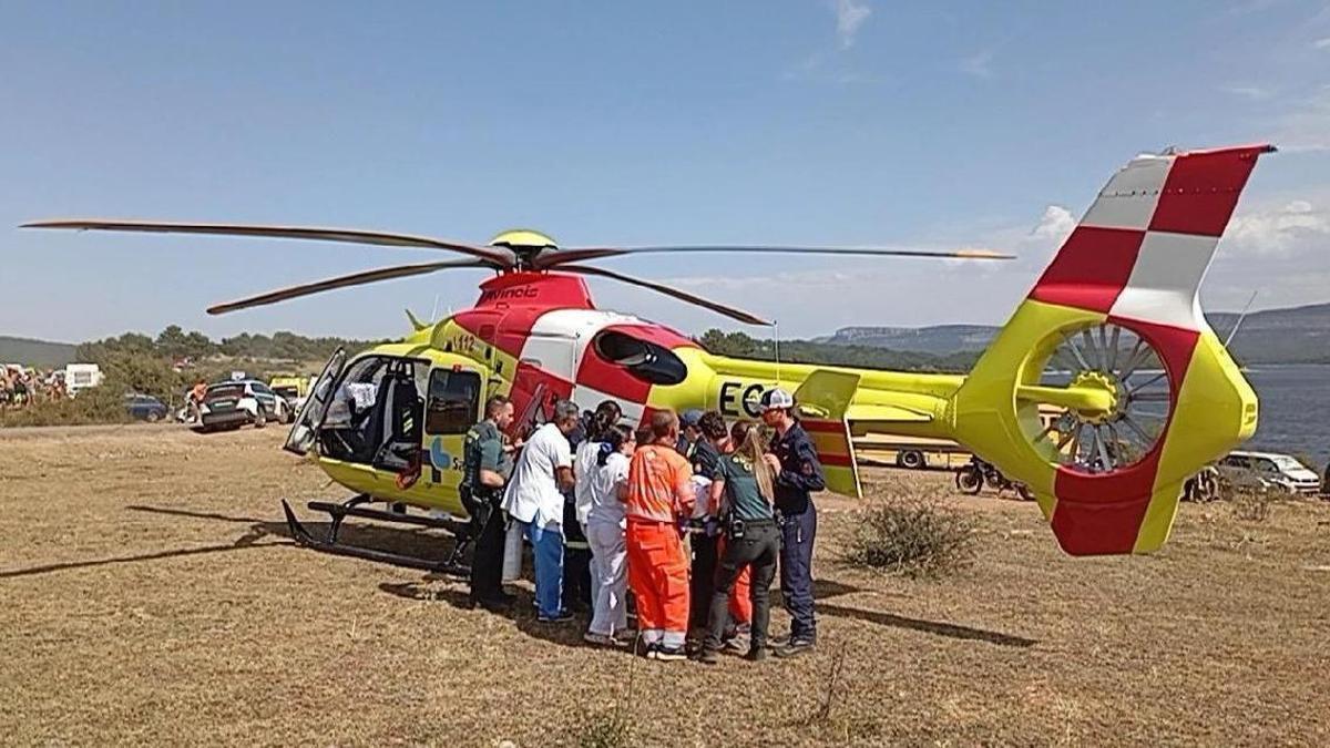 El helicóptero de emergencias en el momento de la evacuación de la joven asturiana.