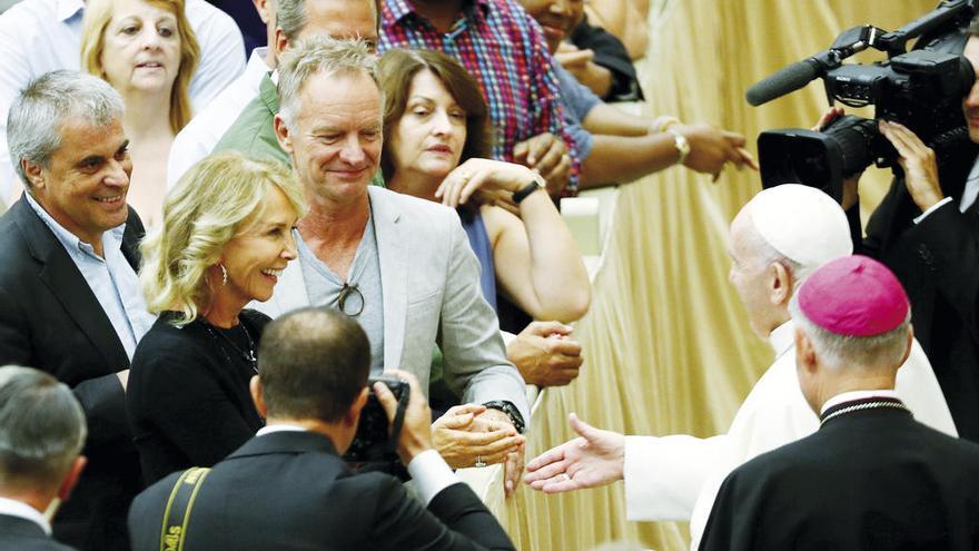 Sting y su esposa, con el Papa Francisco. // Reuters